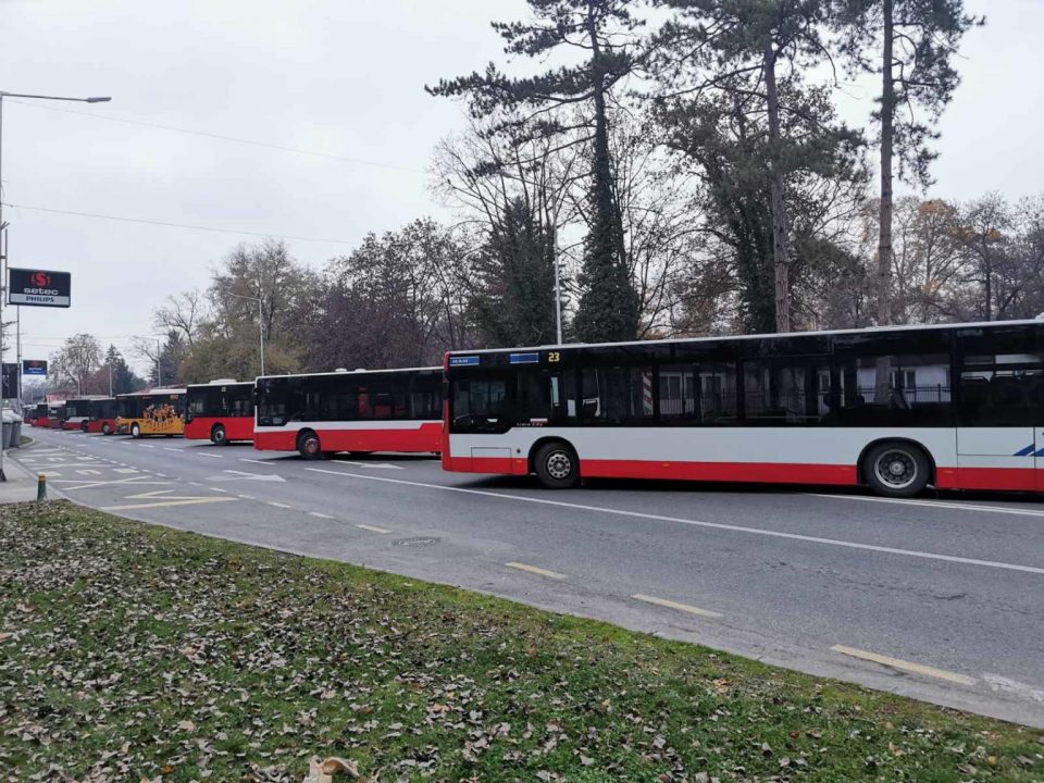 Приватните превозници продолжуваат со блокадите на „Илинденска“, ги канат граѓаните да ги посетат нивните автобуси