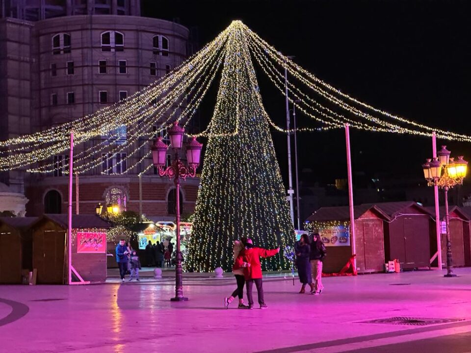 (ВИДЕО) Помпезно најавеното украсено Скопје се сведе на една елка и украсено катче