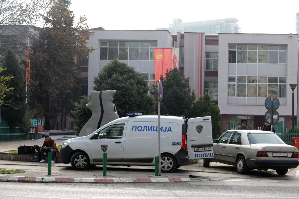 Дојави за бомби попладнево во девет скопски училишта