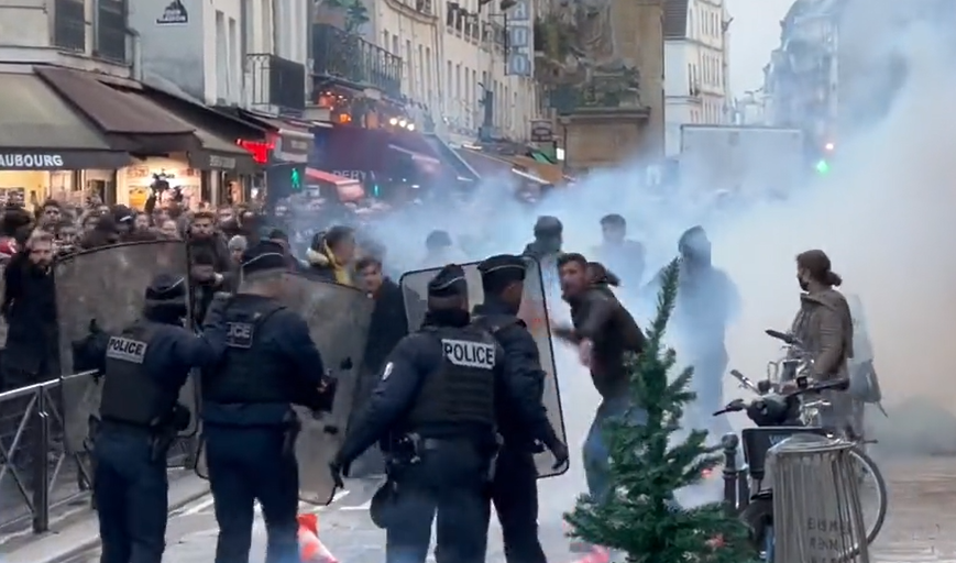 (ВИДЕО) Хаос во Париз: Курди се судрија со француската полиција