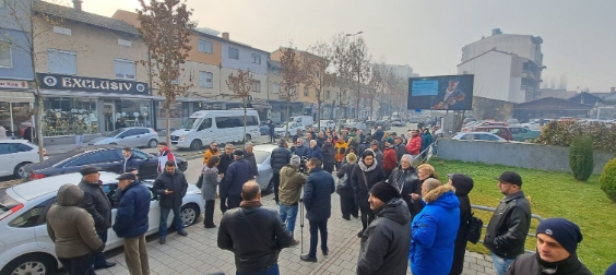 Граѓаните на Тетово со протест пред тетовскиот суд за поддршка на лекарот Бобан Вучевски