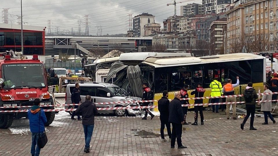 (ВИДЕО) Тешка несреќа во Истанбул: Се судрија трамвај и автобус