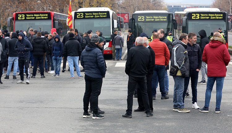„Илинденска“ е проодна, приватните превозници ги повлекоа автобусите- чекаат средба со Ковачевски