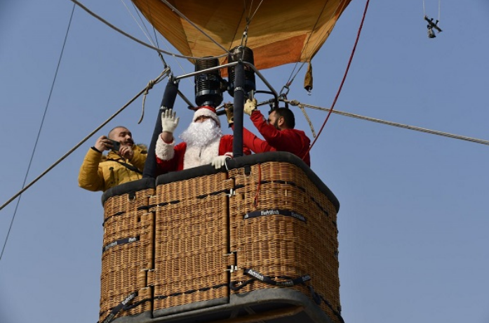 (ФОТО) Дедо Мраз со балон слета во Кисела Вода, пакетчиња добија преку 3000 деца!