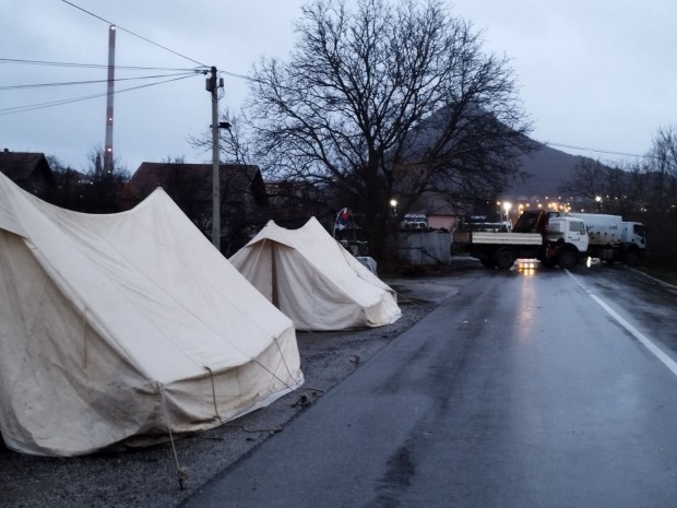 18-ти ден по ред Србите се на барикадите: Што се случува на косовската граница?