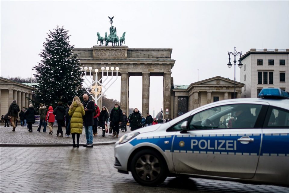 Еко-активисти го отсекоа врвот на новогодишната елка пред Бранденбуршката порта во Берлин