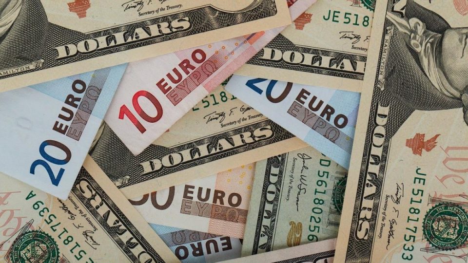Курсна листа: Остар пад на доларот, еврото останува стабилно