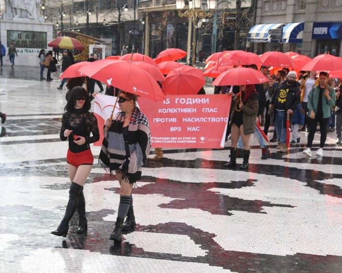 „Црвените чадори“ маршираат низ Скопје