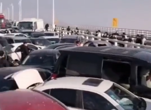 (ВИДЕО) Сообраќаен хаос: Над 200 автомобили учествуваа во верижен судир во Кина