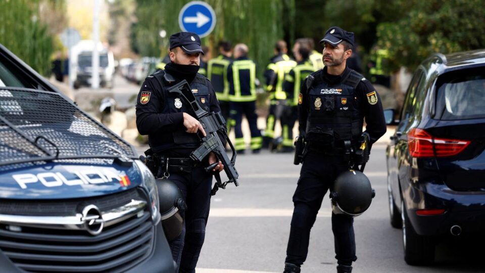 Амбасадата на Украина во Мадрид примила „крвав пакет“, полицијата ја огради областа