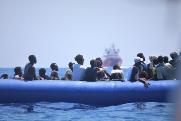 Спасени 97 мигранти и уапсени четворица криумчари во близина на грчкиот остров Кеа