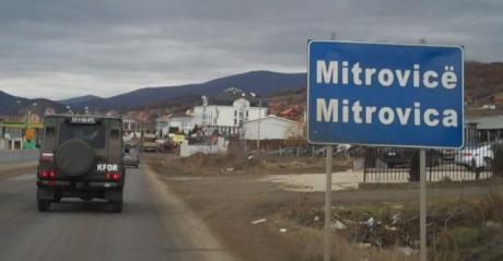 Тензично во Косово: Специјалци влегле во Митровица