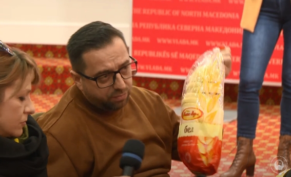 (ВИДЕО): „Цените не се намалени“ – новинар му даде леб и фискална сметка на Ковачевски