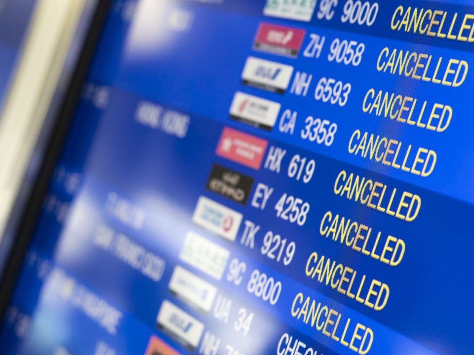 Маглата го отежнува авионскиот сообраќај, дел од летовите одложени и откажани
