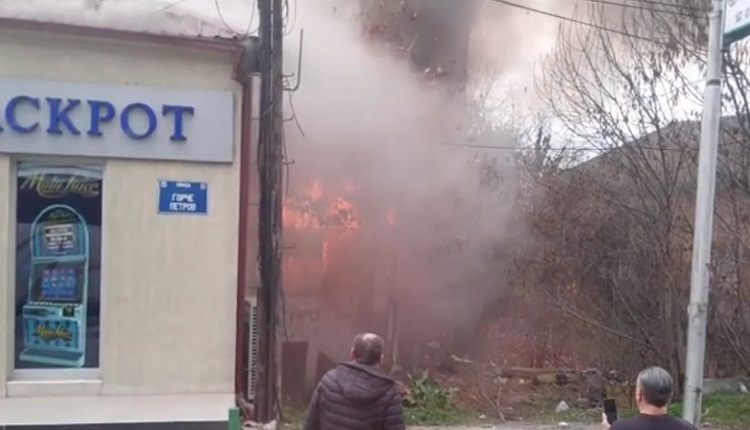 (ВИДЕО) Напуштена куќа и казино настрадаа во пожар во Ѓорче Петров