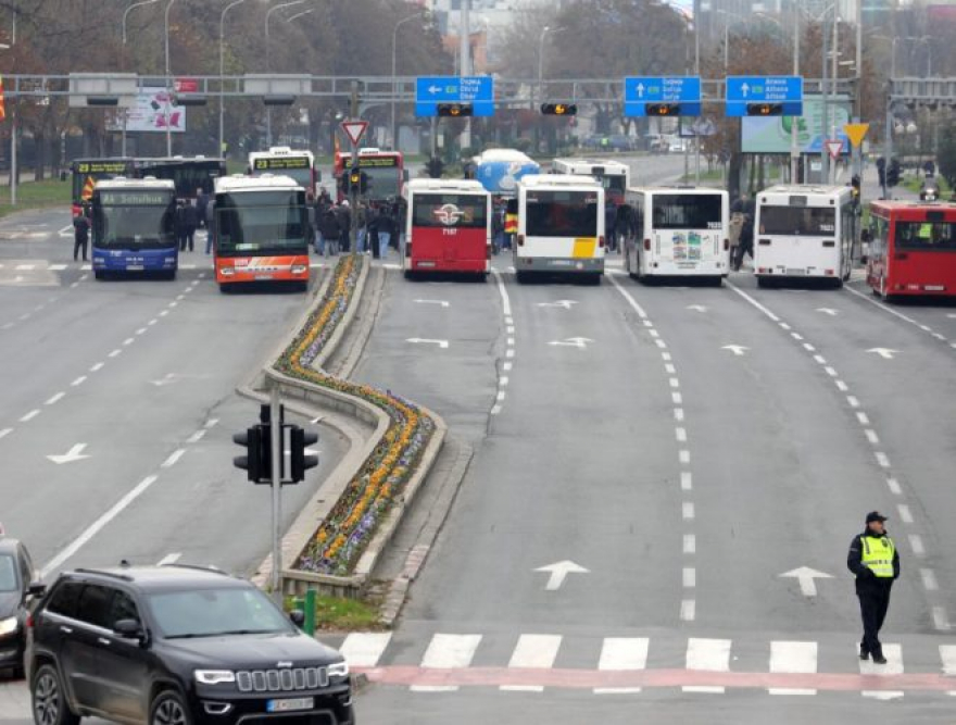 Скопје утре ќе биде под целосна блокада: Приватните превозници немаат договор со Арсовска
