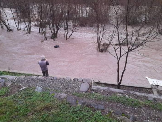 Проблеми со поројните дождови: Се урна мост што води кон неколку села во мавровско