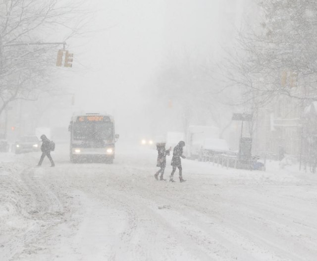 Најмалку 38 загинати во снежното невреме што ги зафати САД и Канада