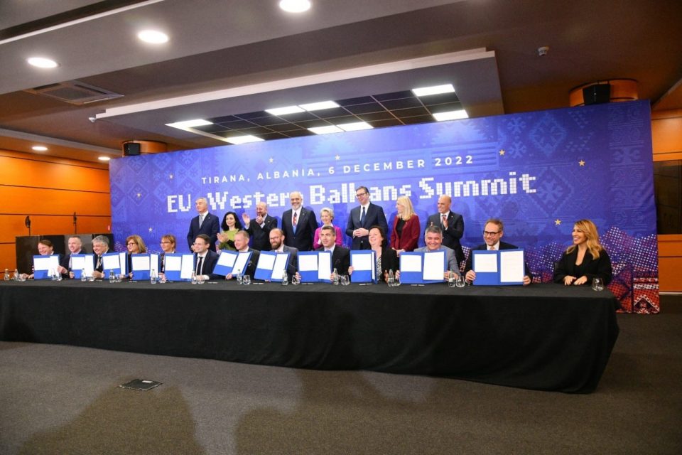 Самит во Тирана: Се намалуваат надоместоците за роаминг помеѓу ЕУ и Западен Балкан