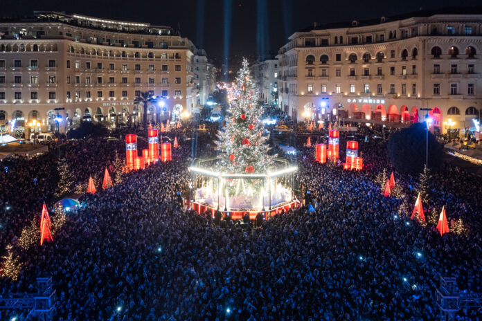 Осветлена новогодишната елка во Солун