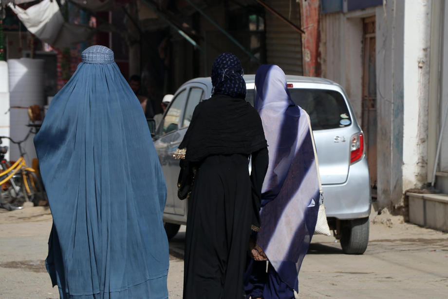 Талибанците им забранија на жените кои работат во невладини организации да одат на работа