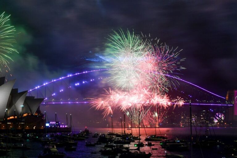 Со спектакуларни огномети, Сиднеј и Нов Зеланд ја дочекаа новата 2023 година