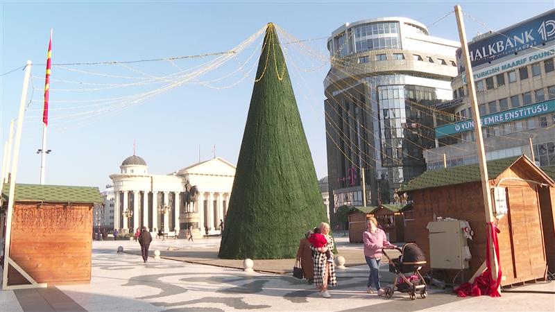 Новогодишната елка поставена на плоштадот „Македонија“