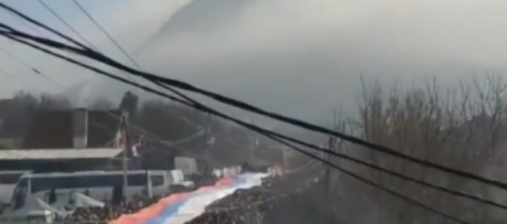(ВИДЕО) Растат тензиите: Србите го кренаа гласот – развеаа големо знаме
