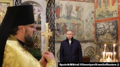 Путин сам на божиќна литургија во црквата во Кремљ