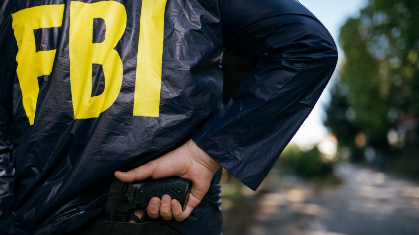 Поранешен висок функционер на ФБИ уапсен поради примање мито