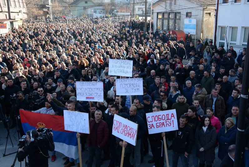(ФОТО+ВИДЕО) Протест во Штрпце по нападот на српските момчиња во Косово