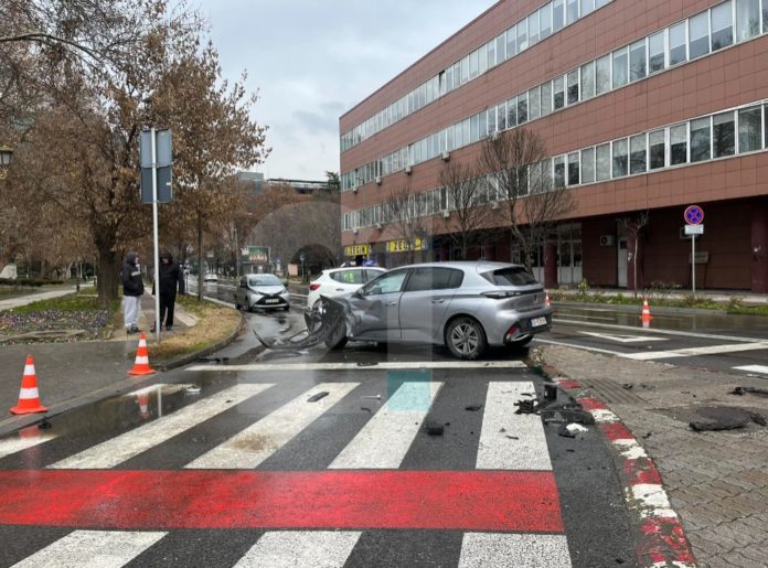 Сообраќајна несреќа во Скопје, има повредени