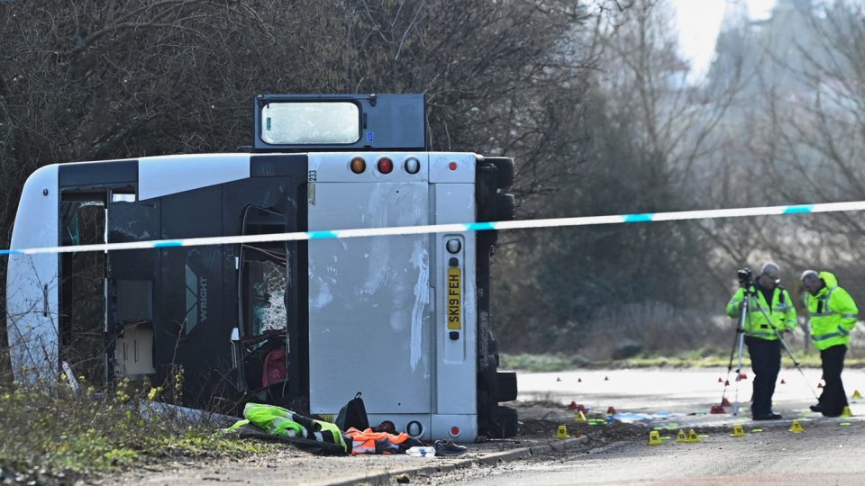 Се преврте автобус во Англија, повредени 54 лица