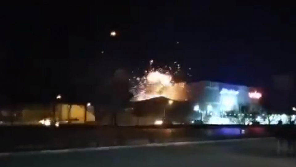 (ВИДЕО) Дронови нападнаа воена база во Иран
