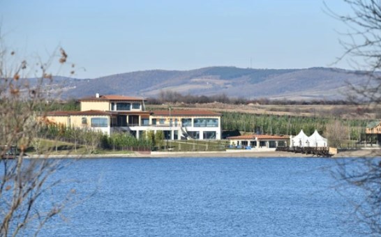 (ФОТО) Ѓоковиќ во вилата во Војводина има и приватно езеро