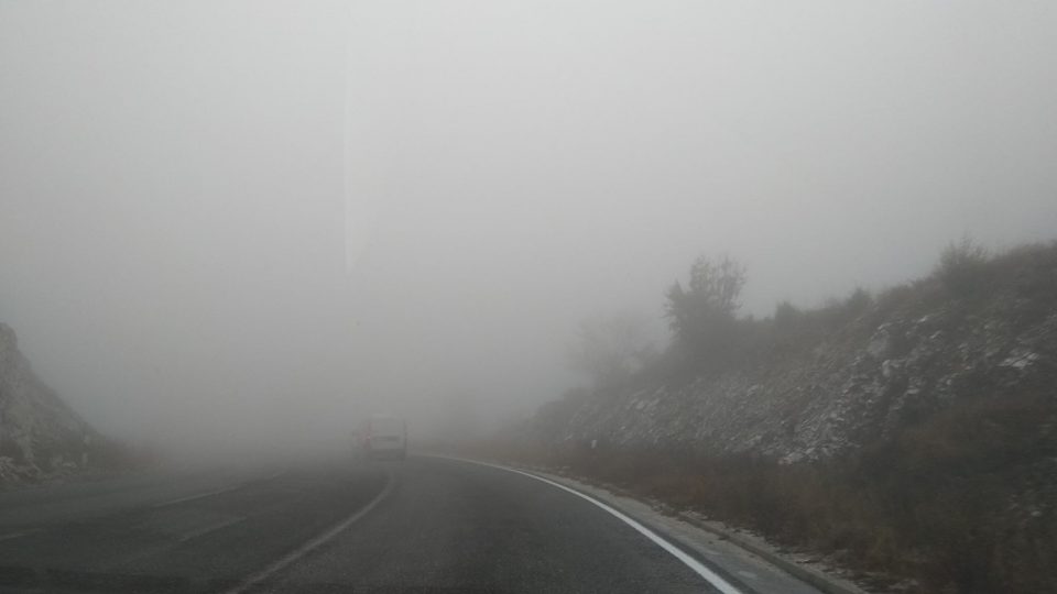 Намалена видливост до 20 метри поради магла во Крушево