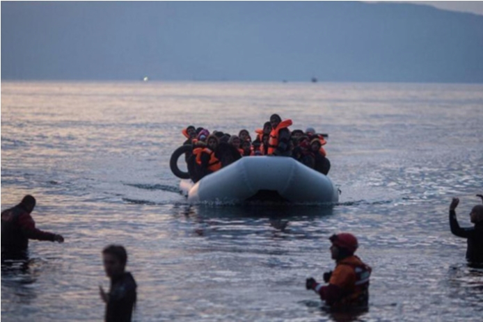 Најмалку 33 мигранти загинаа откако бродот со кој се превезувале се превртел