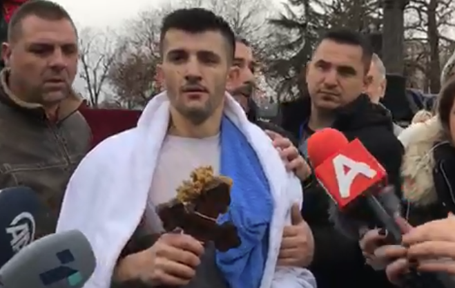 Кристијан Нинески го извади осветениот крст од реката Вардар во Скопје