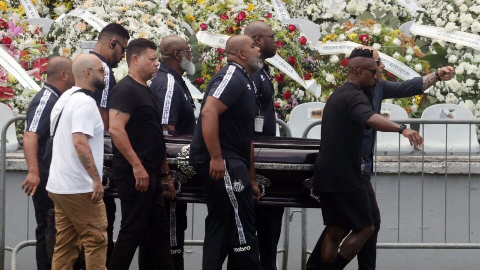 Телото на Пеле поставено на стадионот на Сантос: Илјадници навивачи во солзи се простуваат од „Кралот на фудбалот“