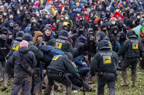 (ВИДЕО) Активисти за животна средина се судрија со германската полиција
