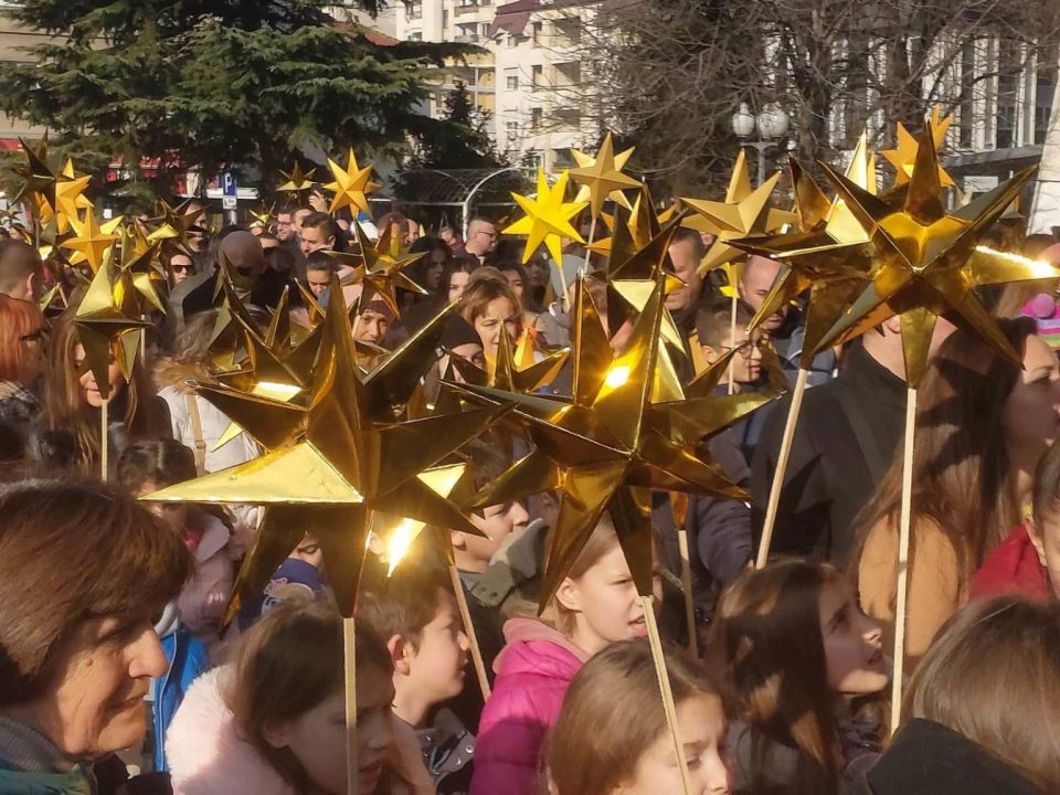 (ФОТО) Бадниковата поворка во Скопје заврши во Соборниот храм каде г.г. Стефан ги даруваше коледарчињата