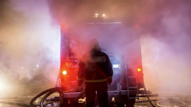 (ВИДЕО) Автомобил целосно изгоре во Центар