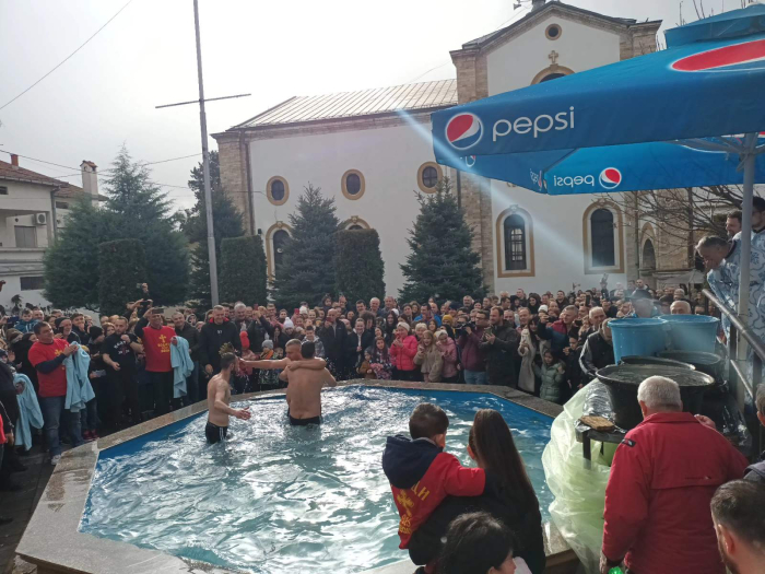Ивица Јовановиќ го фати осветениот крст за Богојавление-Водици во Тетово