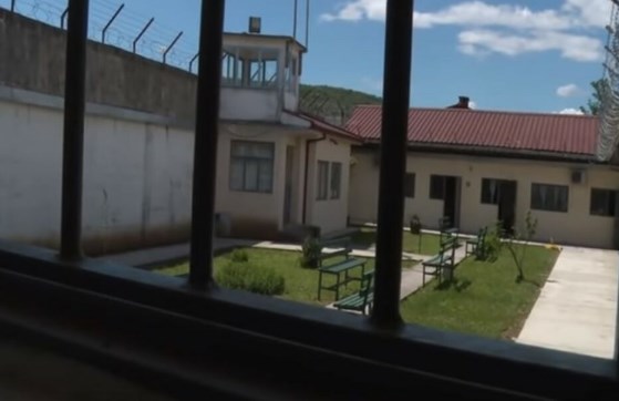 Шкаљарскиот и Кавачкиот клан мобилните телефони во затвор ги шверцуваат во тенџериња