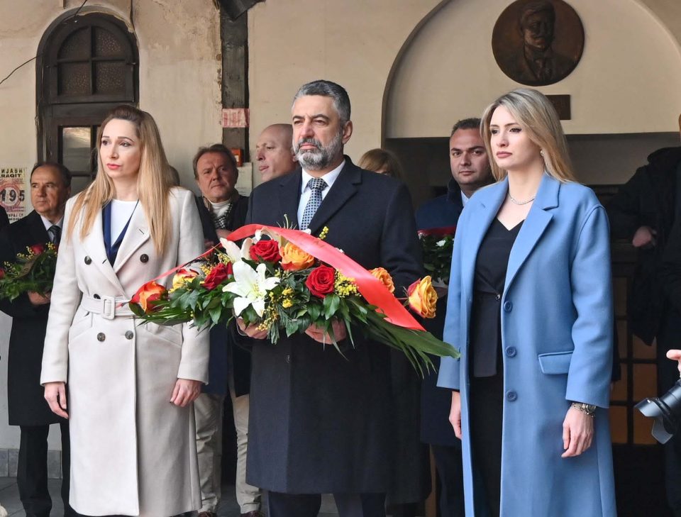 Делегација на СДСМ предводена од Зечевиќ-Вардарски му оддаде почит на македонскиот великан Гоце Делчев