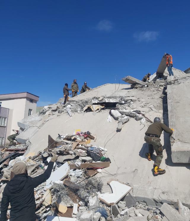 Две жени пронајдени живи во Турција по 62 часа под урнатините