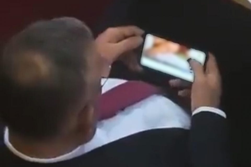 (ВИДЕО) Српски пратеник гледа порно филм за време на дебатата за Косово