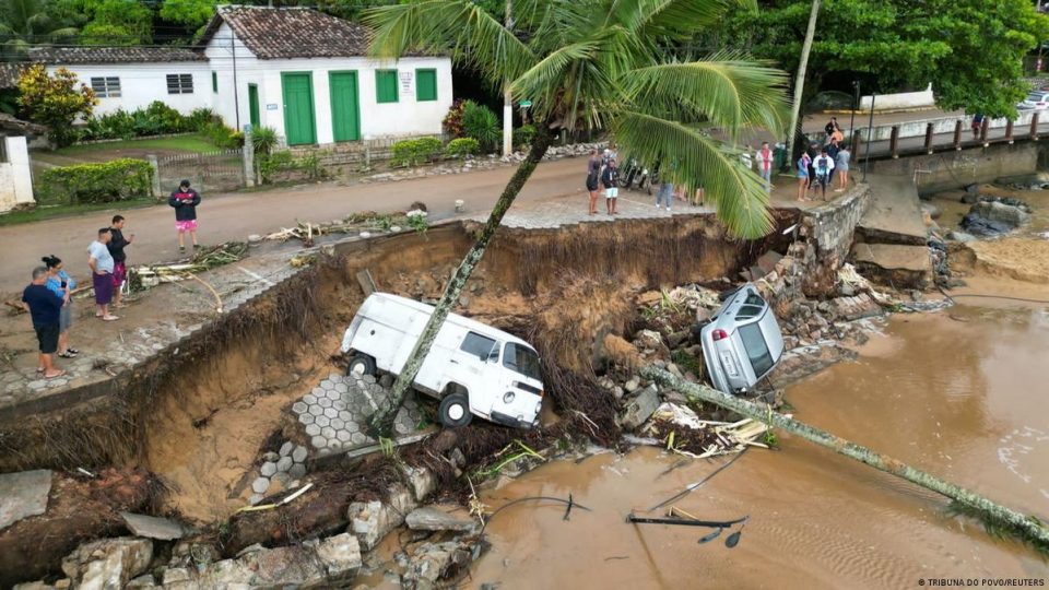 Најмалку 54 лица загинаа во одрони и поплави во Бразил