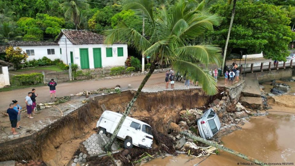 Многу жртви во поплавите и лизгањето на земјиште во Бразил