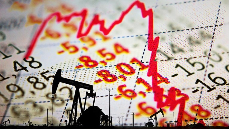 Доларот ослабе, цената на нафтата порасна